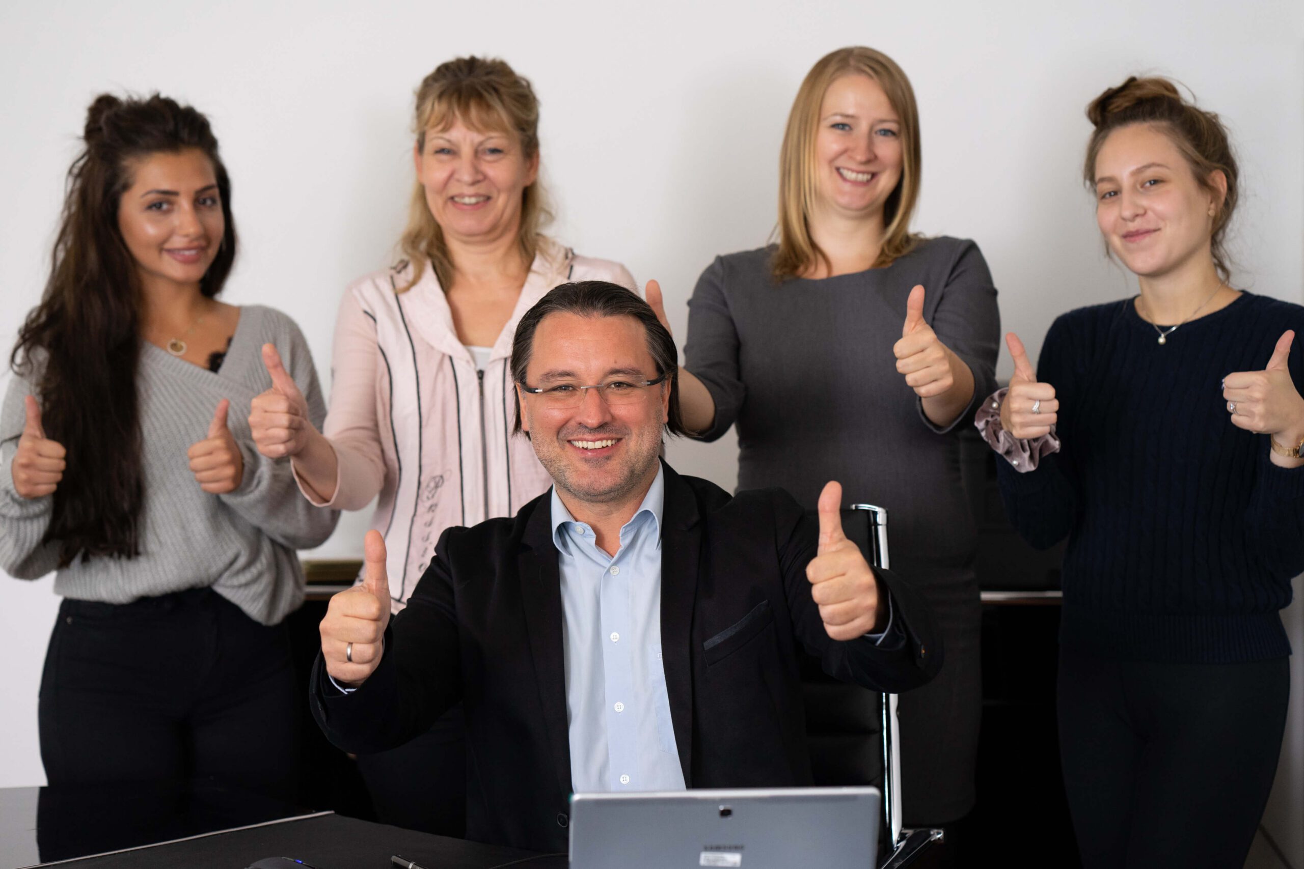 Rechtsanwalt Imanuel Schulz mit Mitarbeitern von Mein-Ruf